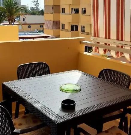 Bonito Con Piscina En Frente Del Mar