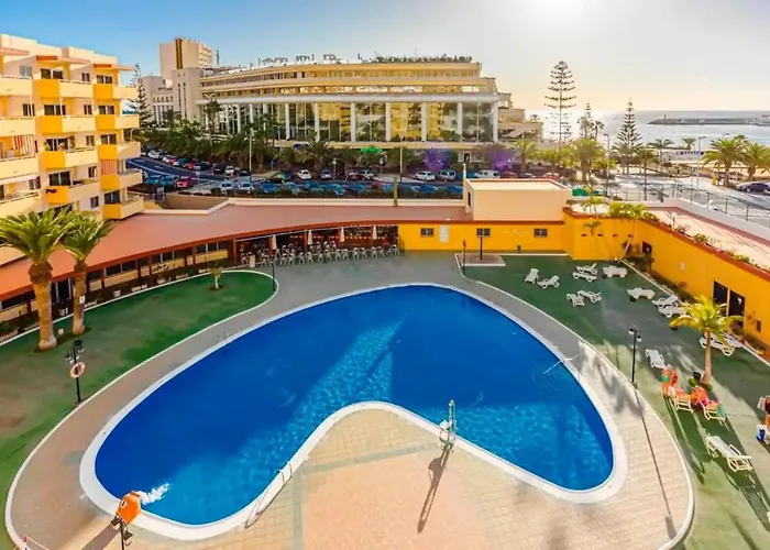 Luminoso Y Bonito Con Piscina En Frente Del Mar Los Cristianos (Tenerife)
